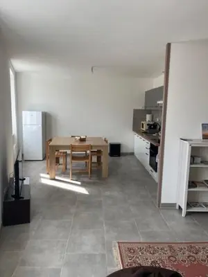 Cuisine ou kitchenette dans l'établissement Appartement meublé tout équipé - Mesnard-La-Barotière