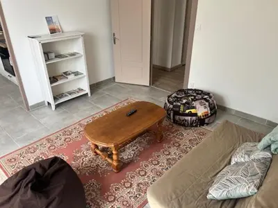 Coin salon dans l'établissement Appartement meublé tout équipé - Mesnard-La-Barotière
