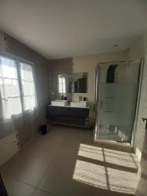 Salle de bains dans l'établissement Charmante Maison Familiale Agréable Extérieur