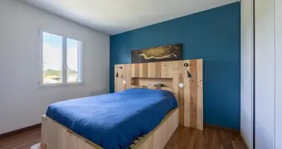 Un ou plusieurs lits dans un hébergement de l'établissement Charmante Maison Familiale Agréable Extérieur