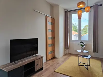 Télévision ou salle de divertissement dans l'établissement Cocon du Tisserand - Centre ville - Cosy et Intimiste