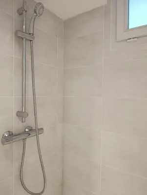 Salle de bains dans l'établissement Charmant Studio à St Marc Sur Mer