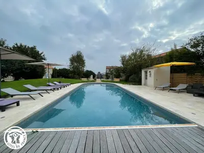 Piscine de l'établissement Gîte Vendée avec Spa et Terrasse - FR-1-426-592 ou située à proximité