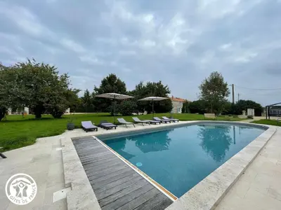 Piscine de l'établissement Gîte Vendée avec Spa et Terrasse - FR-1-426-592 ou située à proximité