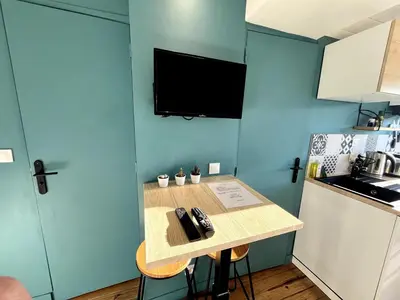 Cuisine ou kitchenette dans l'établissement Beautiful Studio for 2 people, TV, Wifi