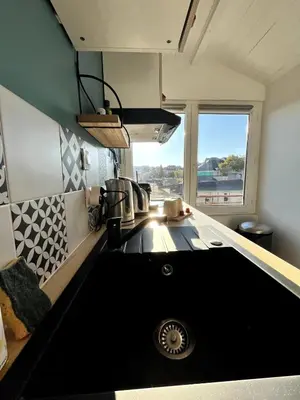 Cuisine ou kitchenette dans l'établissement Beautiful Studio for 2 people, TV, Wifi