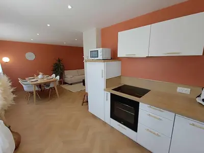 Cuisine ou kitchenette dans l'établissement Le Lila