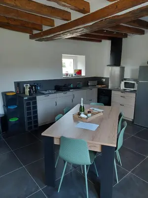 Cuisine ou kitchenette dans l'établissement Charmante maison au calme avec jardin