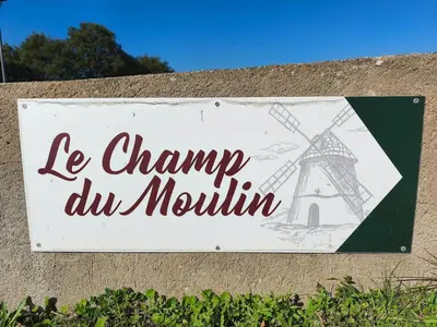 Certificat, récompense, panneau ou autre document affiché dans l'établissement Le Champ du Moulin Gîte Moderne à 3 min du Puy duFou