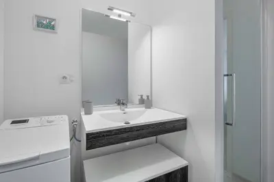 Salle de bains dans l'établissement Appartement proche plage et bourg