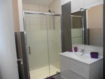 Salle de bains dans l'établissement Gîte La Rocardière XL 10 personnes