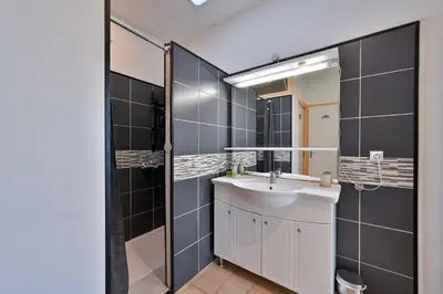 Salle de bains dans l'établissement L'Escale Brièronne - Confortable au cœur de la Brière