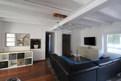 Télévision ou salle de divertissement dans l'établissement Maison en pierre lumineuse avec véranda & jardin clos, 8 pers entre Nantes et la mer