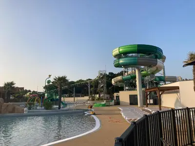 Piscine de l'établissement MH300 le clarys camping 5 étoiles ou située à proximité