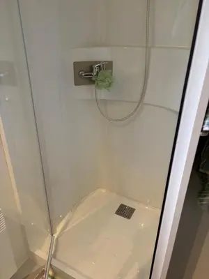 Salle de bains dans l'établissement Mobil-home 8 personnes proche plage et foret