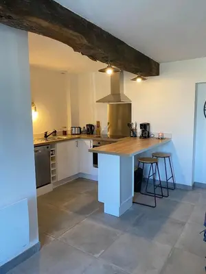 Cuisine ou kitchenette dans l'établissement L'Atelier Jolie maison de charme proche Puy duFou