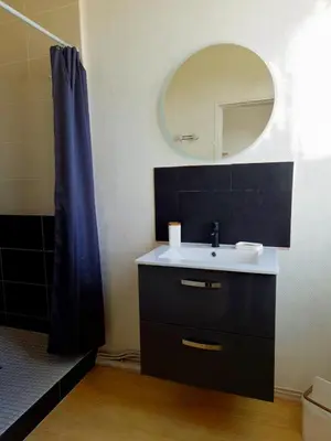 Salle de bains dans l'établissement L'Entracte