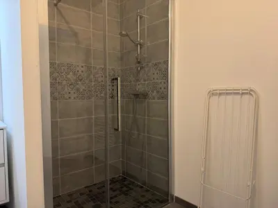 Salle de bains dans l'établissement Appartement Cosy Bord de Lac