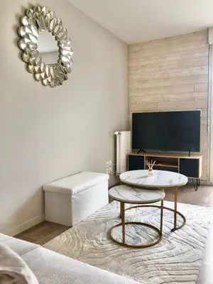 Télévision ou salle de divertissement dans l'établissement La suite Gariguette-parking privé-balcon