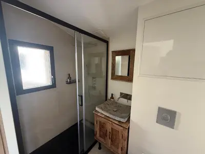Salle de bains dans l'établissement Studio Neuf avec Jardin Climatisation Smart TV, Nantes