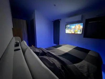 Télévision ou salle de divertissement dans l'établissement Studio Neuf avec Jardin Climatisation Smart TV, Nantes