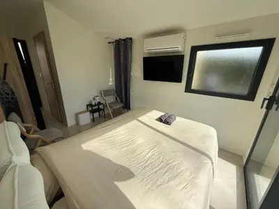 Télévision ou salle de divertissement dans l'établissement Studio Neuf avec Jardin Climatisation Smart TV, Nantes