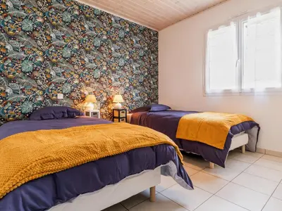 Un ou plusieurs lits dans un hébergement de l'établissement Maison traditionnelle, proche plages, WIFI, jardin - FR-1-306-1319
