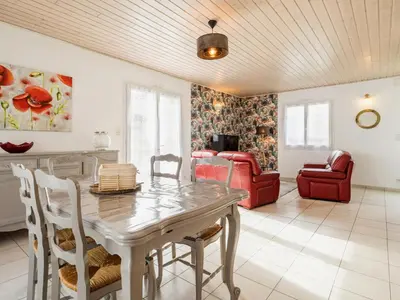 Coin salon dans l'établissement Maison traditionnelle, proche plages, WIFI, jardin - FR-1-306-1319