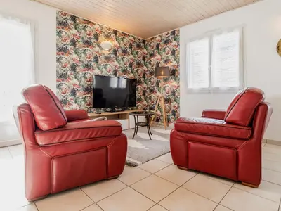 Télévision ou salle de divertissement dans l'établissement Maison traditionnelle, proche plages, WIFI, jardin - FR-1-306-1319