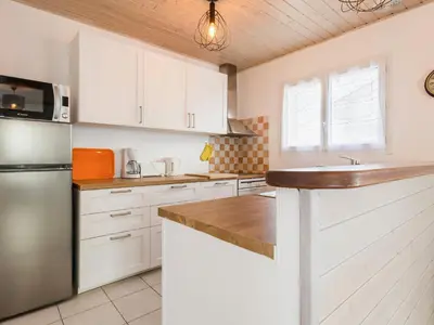 Cuisine ou kitchenette dans l'établissement Maison traditionnelle, proche plages, WIFI, jardin - FR-1-306-1319