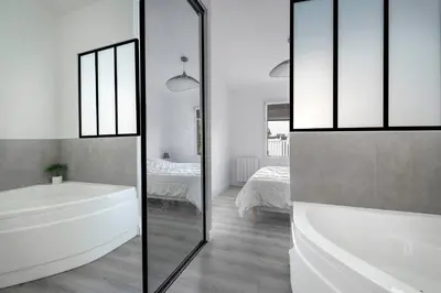 Salle de bains dans l'établissement Jacuzzi Maison pour 11 au calme plage a 500m
