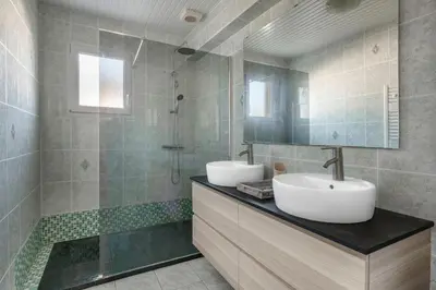 Salle de bains dans l'établissement Jacuzzi Maison pour 11 au calme plage a 500m