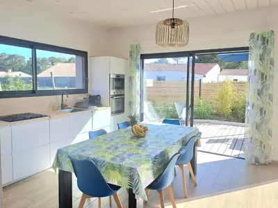 Cuisine ou kitchenette dans l'établissement La Dunette - Maison avec spa extérieur