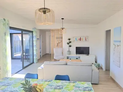 Télévision ou salle de divertissement dans l'établissement La Dunette - Maison avec spa extérieur