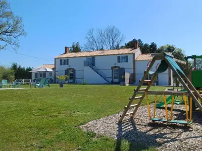 Aire de jeux pour enfants de l'établissement Location Studio avec Piscine Chauffée en Vendée - FR-1-426-595