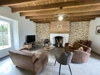 Télévision ou salle de divertissement dans l'établissement Spacieux Gîtes en Vendée avec Piscine Chauffée - FR-1-426-596
