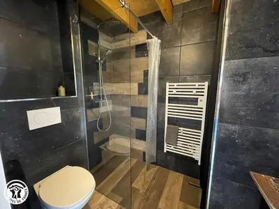 Salle de bains dans l'établissement Spacieux Gîtes en Vendée avec Piscine Chauffée - FR-1-426-596