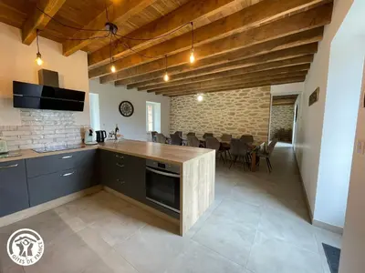 Cuisine ou kitchenette dans l'établissement Maison familiale avec babyfoot et piscine chauffée - FR-1-426-597