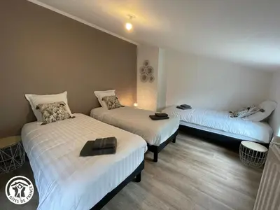 Un ou plusieurs lits dans un hébergement de l'établissement Maison familiale avec babyfoot et piscine chauffée - FR-1-426-597