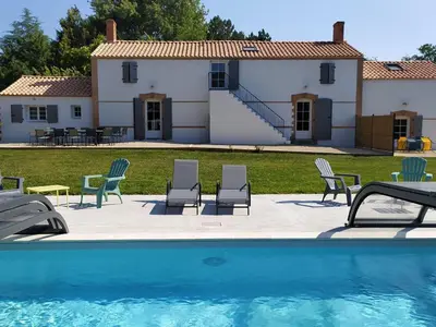 Piscine de l'établissement Maison familiale avec babyfoot et piscine chauffée - FR-1-426-597 ou située à proximité