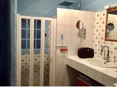 Salle de bains dans l'établissement Charmante Bourrine avec Jardin Clôturé, à 3km de la Plage, Animaux Admis - FR-1-777-10