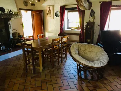 Coin salon dans l'établissement Charmante Bourrine avec Jardin Clôturé, à 3km de la Plage, Animaux Admis - FR-1-777-10