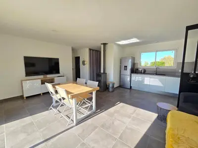 Télévision ou salle de divertissement dans l'établissement Maison calme 4 pers. à 3km de la mer avec jardin, clim, TV, vélos, BBQ et hamac - FR-1-777-20