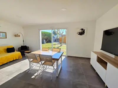 Télévision ou salle de divertissement dans l'établissement Maison calme 4 pers. à 3km de la mer avec jardin, clim, TV, vélos, BBQ et hamac - FR-1-777-20