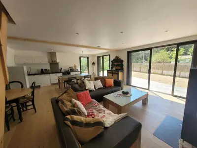 Coin salon dans l'établissement Maison Moderne en Bordure de Forêt, Idéale pour 8/10 Pers, à 2km de la Plage avec WiFi et Terrasse - FR-1-777-6