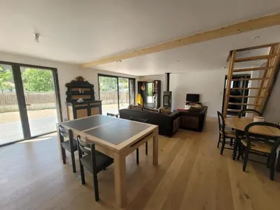 Coin salon dans l'établissement Maison Moderne en Bordure de Forêt, Idéale pour 8/10 Pers, à 2km de la Plage avec WiFi et Terrasse - FR-1-777-6