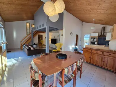 Cuisine ou kitchenette dans l'établissement Maison boisée, 800m de la plage, 100m², 3 chambres, terrasse, parking - FR-1-777-18