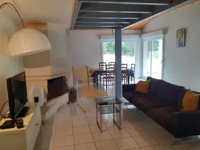 Coin salon dans l'établissement Maison boisée, 800m de la plage, 100m², 3 chambres, terrasse, parking - FR-1-777-18