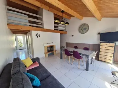 Coin salon dans l'établissement Maison avec Piscine Chauffée, Proche Mer et Commerces, pour 4/5 Pers., Animaux Admis - FR-1-777-22