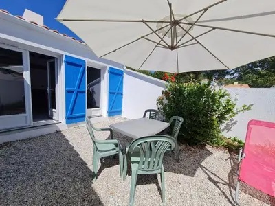 Terrasse ou espace extérieur de l'établissement Maison avec Piscine Chauffée, Proche Mer et Commerces, pour 4/5 Pers., Animaux Admis - FR-1-777-22
